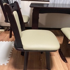 ダイニングテーブルの画像