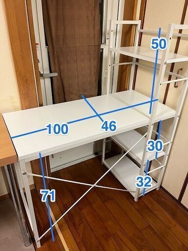 白いデスク