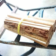 ⑥  第4期用意分　乾燥済み　薪　　小束にした薪　手軽に焚き火や、焚き付け等に利用出来ます。細かく割った針葉樹薪を束ねたもの★　キャンプ　グランピング　焚き火　薪ストーブ等に　那須で薪の画像