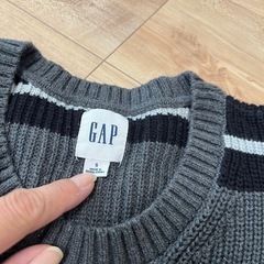 値下げ！美品！GAP ボーダー柄 セーター Sサイズ　黒　グレー　ニット　長袖の画像