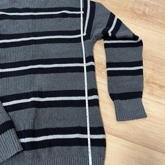 値下げ！美品！GAP ボーダー柄 セーター Sサイズ　黒　グレー　ニット　長袖の画像