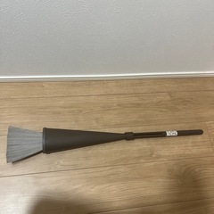 立つ箒の画像