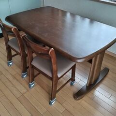 ダイニングテーブル、椅子4脚セットの画像