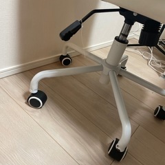 机と椅子の画像