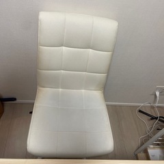 机と椅子の画像