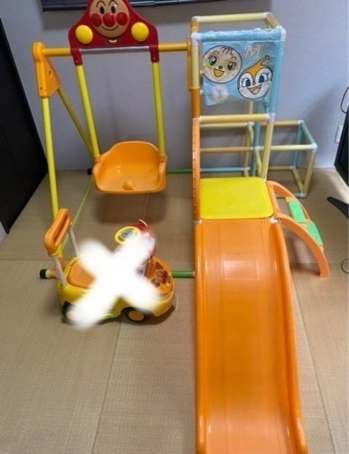 相談中。アンパンマン　ジャングルジム　滑り台　