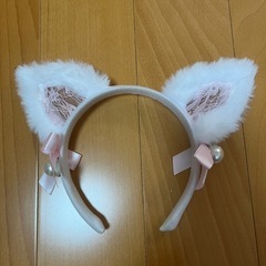 ネコ耳カチューシャとペーパーの画像