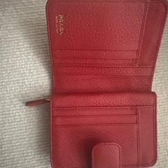 プラダ　折りたたみ財布　赤の画像