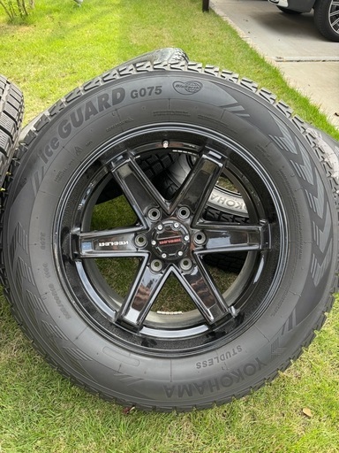 【決まりました返信しません】ランドクルーザー プラド150系　スタッドレスタイヤホイールセット265 60R18