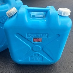 灯油ポリタンク２つ　無料の画像