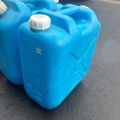 灯油ポリタンク２つ　無料の画像