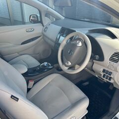 日産リーフ２３年式　白の画像