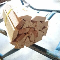 ⑭  第4期用意分　乾燥済み　薪　　小束にした薪　手軽に焚き火や、焚き付け等に利用出来ます。細かく割った針葉樹薪を束ねたもの★　キャンプ　グランピング　焚き火　薪ストーブ等に　那須で薪の画像