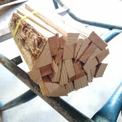 ⑮  第4期用意分　乾燥済み　薪　　小束にした薪　手軽に焚き火や、焚き付け等に利用出来ます。細かく割った針葉樹薪を束ねたもの★　キャンプ　グランピング　焚き火　薪ストーブ等に　那須で薪の画像