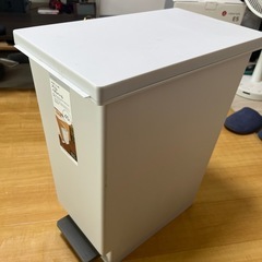 ニトリ ゴミ箱(スリムペダルペール 45L)