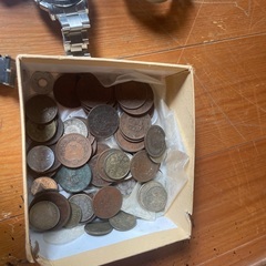 古い時計とコインの画像