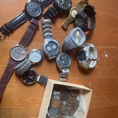 古い時計とコインの画像