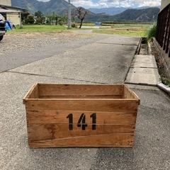 たくさんの木製りんご箱