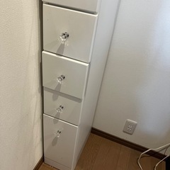 キラキラ取手の隙間スリム棚の画像