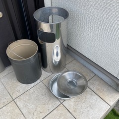 使いやすいスタンド灰皿　ゴミ箱付き！の画像