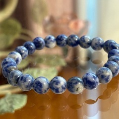 パワーストーン　石の名称不明　直径8ミリほど　内径6センチ弱の画像