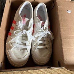 adidasスニーカー23.5の画像