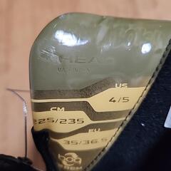 子供用スノーボードとブーツの画像