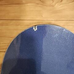 子供用スノーボードとブーツの画像