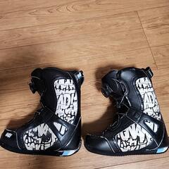 子供用スノーボードとブーツの画像