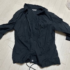 黒シャツ