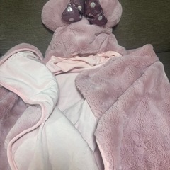 ミッキーのもこもこ帽子&ミニーのかぶれるブランケットの画像