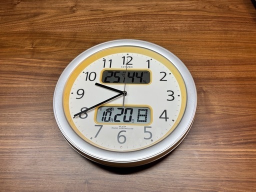 CITIZEN 電波時計（だいだい色）