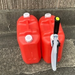灯油容器2個と自動ポンプ付きの3セットの画像