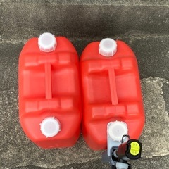 灯油容器2個と自動ポンプ付きの3セットの画像