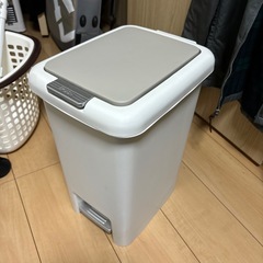 足で踏んで開閉するゴミ箱