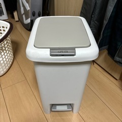 足で踏んで開閉するゴミ箱の画像
