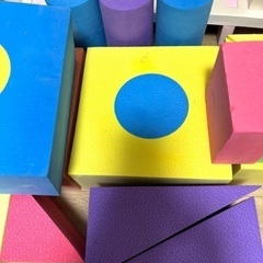 中古美品　積み木 知育玩具 おもちゃ　学校教材・教育玩具　大型　EVAブロックセット ソフト　つみき おおきなやわらか　ブロック 色形認識 はめ込み 親子ゲーム 子供用 出産お祝い 1歳2歳3歳4歳　お誕生日プレゼント クリスマスプレゼント グッズ 知育玩具 歳暮 贈り物　ソフトブロック ソフトつみき カラフル 積み木 つみき ブロック EVA素材 軽い 柔らかい ソフト 知育玩具 誕生日 積木 赤ちゃん 男の子 女の子 プレゼント ギフト　の画像