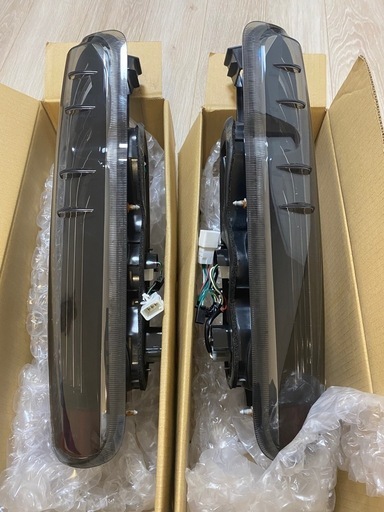ハイエース用スモークLEDテールランプ　美品