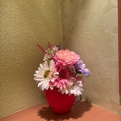 剥がせる壁紙シール貼ります。