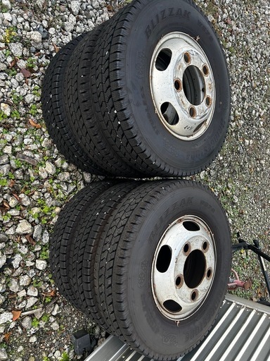 そろそろ冬対策！バリ山9分のトラック用スタッドレスタイヤ4本セット
