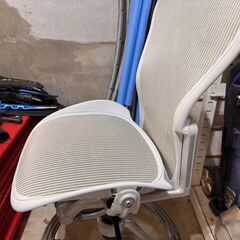 激レアーアーロンチェア スツール Bサイズ　スモーク色 カウンター高さ Herman Miller Aeron Stool Counter Heightの画像