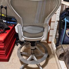 激レアーアーロンチェア スツール Bサイズ　スモーク色 カウンター高さ Herman Miller Aeron Stool Counter Heightの画像