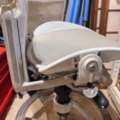 激レアーアーロンチェア スツール Bサイズ　スモーク色 カウンター高さ Herman Miller Aeron Stool Counter Heightの画像