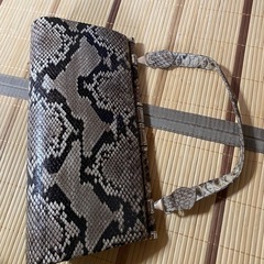 蛇革のハンドバッグ