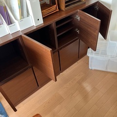重厚感ある木製棚の画像