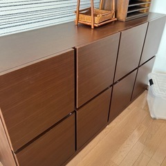 重厚感ある木製棚の画像