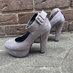 スエード　パンプス　ヒール　の画像