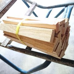 ⑰  第4期用意分　乾燥済み　薪　　小束にした薪　手軽に焚き火や、焚き付け等に利用出来ます。細かく割った針葉樹薪を束ねたもの★　キャンプ　グランピング　焚き火　薪ストーブ等に　那須で薪の画像