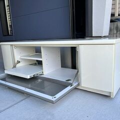 高品質TVキャビネット 価格 1,500円価格引き下げ。取りに来てくれる方にお譲りします‼‼　AV機器レコード100枚収納、ピアノホワイト硝子扉。取りに来てくれる方を希望の画像