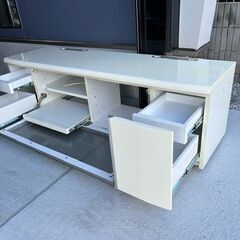 高品質TVキャビネット 価格 1,500円価格引き下げ。取りに来てくれる方にお譲りします‼‼　AV機器レコード100枚収納、ピアノホワイト硝子扉。取りに来てくれる方を希望の画像